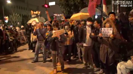 [Live] Police inspector joins anti-nuke demonstration in front of prime minister’s official residence