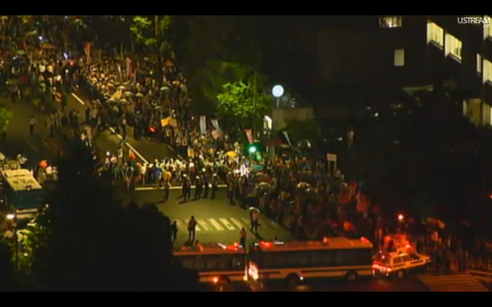 [Live] Police blocks official residence 3