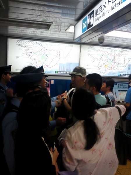 [Live] Organizer stopped protest, police shut down the exists of subway.11