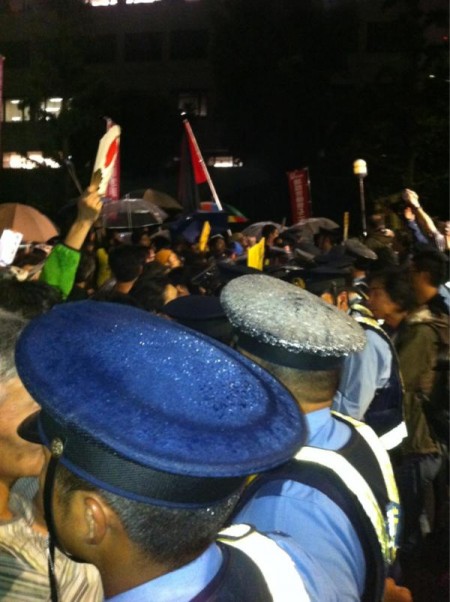 [Live] Organizer stopped protest, police shut down the exists of subway.8