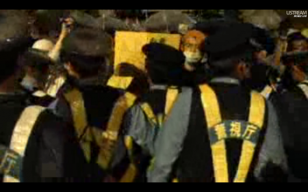 [Live] Organizer stopped protest, police shut down the exists of subway.