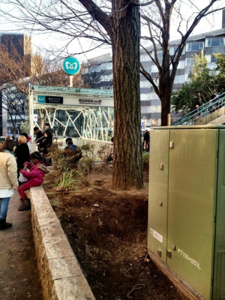 This is where over 20,000 Bq/Kg was measured in front of Harajuku station This is where over 20,000 Bq/Kg was measured in front of Harajuku station