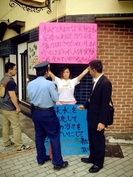 [Photo] "A woman stands alone to protest against nuclear policy in Fukushima"