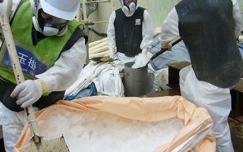 Tepco dropped 2t of ice for “frozen” wall with shovel and protective clothing – Photo