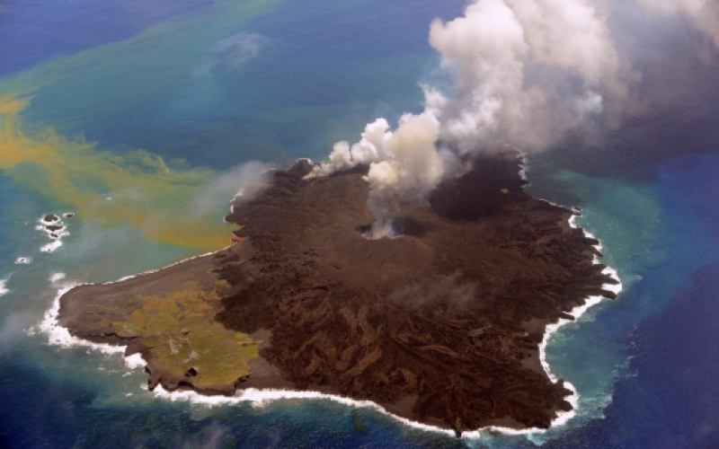 The new volcanic island erupts more actively / May cause Tsunami if collapsed